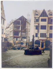 Marktplatz Cochem, erste Aufrumarbeiten, die Kinder haben den Brunnen schon wieder fr sich entdeckt! (Stadtarchiv Cochem)