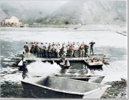 Truppen der 5. US-Division berqueren die Mosel bei Mden (Quelle: Rudolf Bertgen, US-Army)