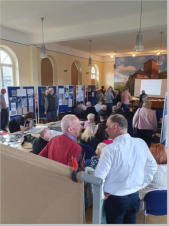 Ortsbrgermeister Bleser mit Besuchern